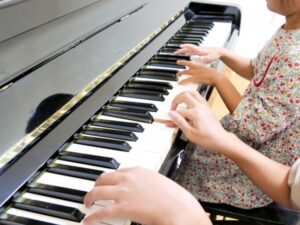 子供のための指のピアノトレーニング